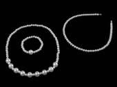 více - Dětská sada perlový náhrdelník, náramek a čelenka - bílá