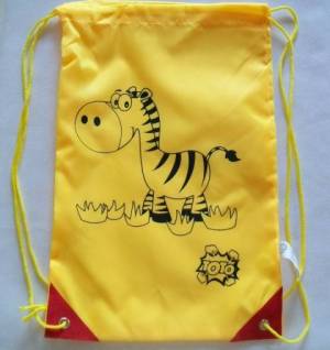 zvětšit obrázek -  pogumovaný sáček na přezůvky - žlutý se žirafkou