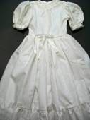 více - 1612 Dlouhé saténové slavnostní šaty bílé  cca 8-9 let