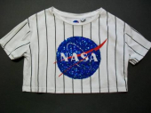 více - 1203 Krátké tričko bílé s černým proužkem modrá flitrová apl.  NASA  7-8 let
