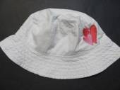 více - 2703 Plátěný klobouk bílý, vyšité srdce  MOTHERCARE  3-5 let