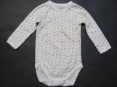 více - 1306 Jako nové celorozpínací body dl.rukáv smetanové s drobnými srdíčky   6m v.68