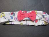 více - 1606 Bavl. čelenka smetanová květovaná s růžovou mašlí   obvod 42cm