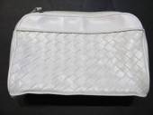 více - 2306 Jako nová omyvatelná taštička bílá s plastickým vzorem   19 x 12 x 7cm
