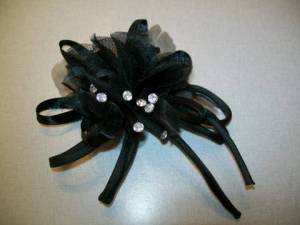 zvětšit obrázek - Textilní brož černý květ s kamínky    průměr 10cm