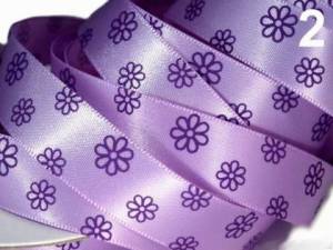 zvětšit obrázek - Stuha saténová  š.16mm, sv.fialová s tm.fialovými květy  