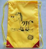 více -  pogumovaný sáček na přezůvky - žlutý se žirafkou