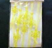 více - Girlanda plastové kytičky na organze dl. 140cm  žlutá