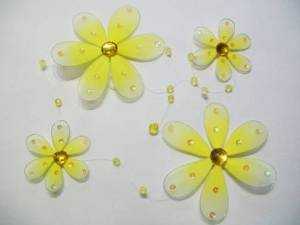 zvětšit obrázek - Girlanda nylonové květy s kamínky dl. 1m   žlutá