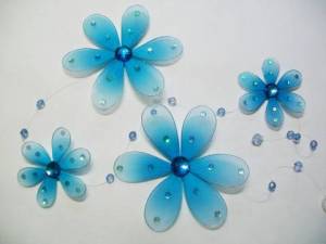 zvětšit obrázek - Girlanda nylonové květy s kamínky dl. 1m  modrá