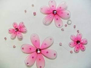 zvětšit obrázek - Girlanda nylonové květy s kamínky dl. 1m  růžová