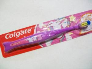 zvětšit obrázek - Extra měkký zubní kartáček  COLGATE  fialový s jednorožcem  2-5 let