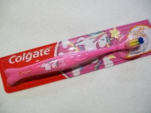 zvětšit obrázek - Extra měkký zubní kartáček  COLGATE  růžový s jednorožcem  2-5 let