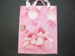 zvětšit obrázek - Dárková taška střední, sv.růžová s botičkami