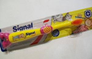 zvětšit obrázek - Extra měkký zubní kartáček SIGNAL  žluto-růžový s holčičkou    0-6 let