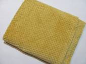 více - 2908 Huňatá deka medová s plastickým vzorem  82 x 124cm
