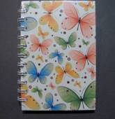 více - Spirálový zápisník s pevnými deskami sv.zelený s motýlky  A6