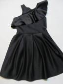 více - 1212 Společenské šaty černé s asymetrickým volánkem kolem ramen   9 let  v.134