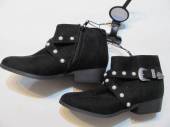 více - Semišové kotníčkové boty černé zdobené perličkami   v.34