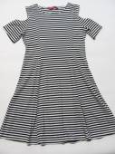 více - 1212 Žebrované šaty černo-bílý proužek s průstřihy na ramenou  Y:D   9-10 let   v.134/140