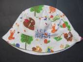 více - 2604 Klobouček smetanový s lesními zvířátky   obvod 44-46cm